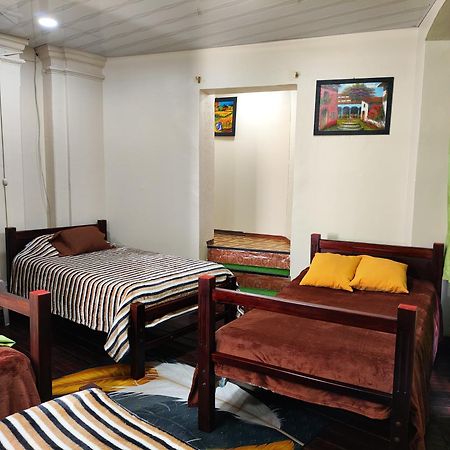 Hostal Latitud Ecuem Quito Esterno foto