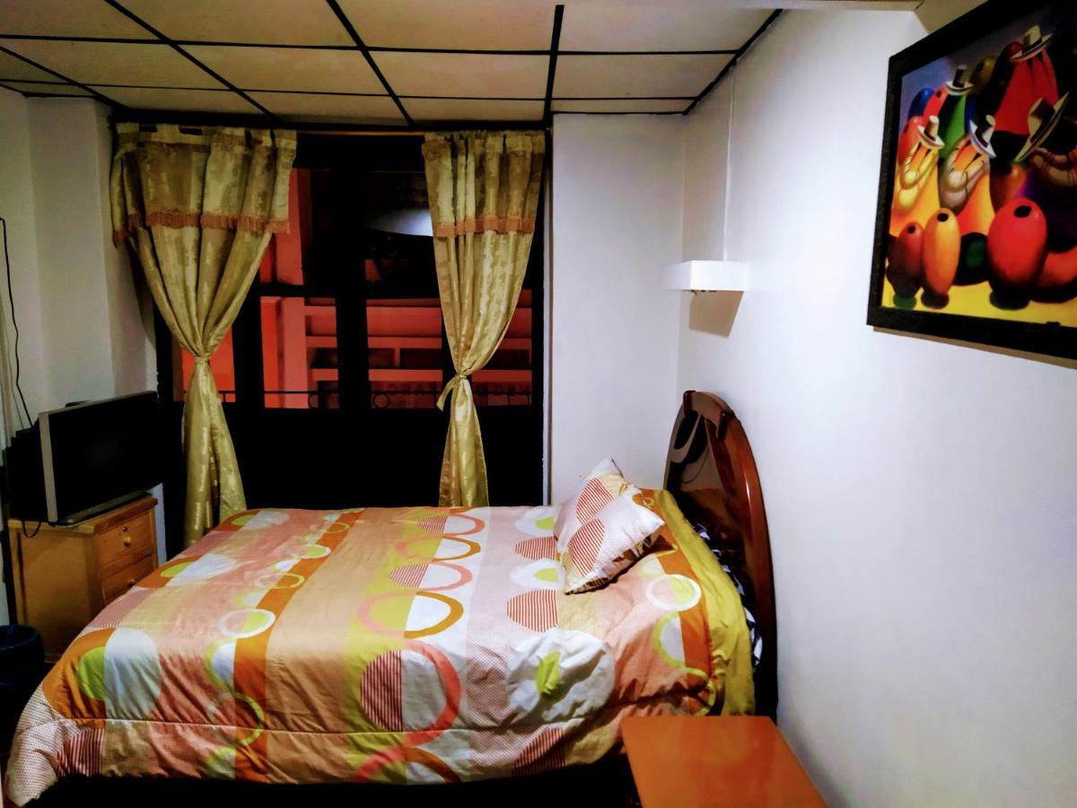 Hostal Latitud Ecuem Quito Esterno foto